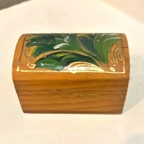 Hand painted wooden trinket box‎ - Picture 1 of 6